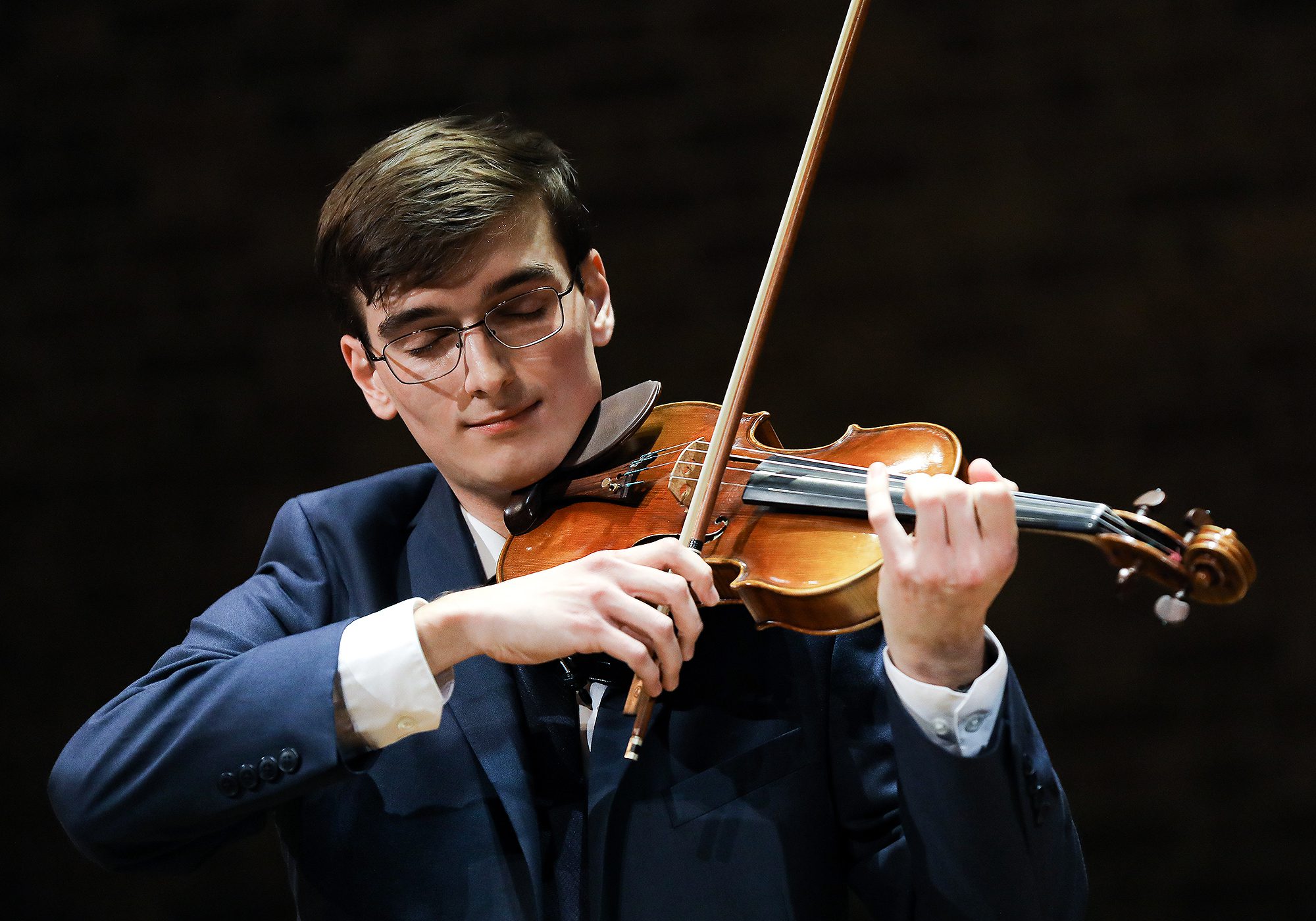 image of violinist Elliott in recital hall