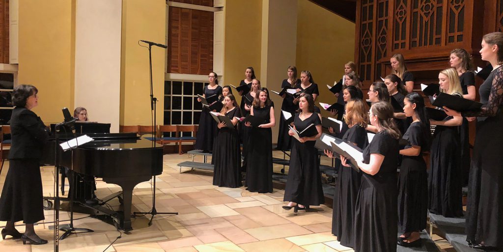 image belle voci choir in daniel chapel