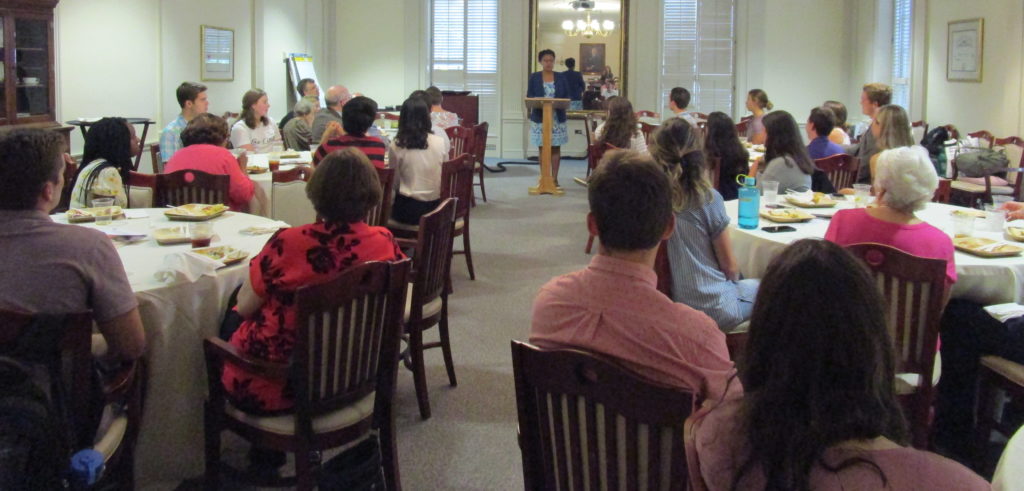 Image of students,staff, faculty at the Conversations Dinner