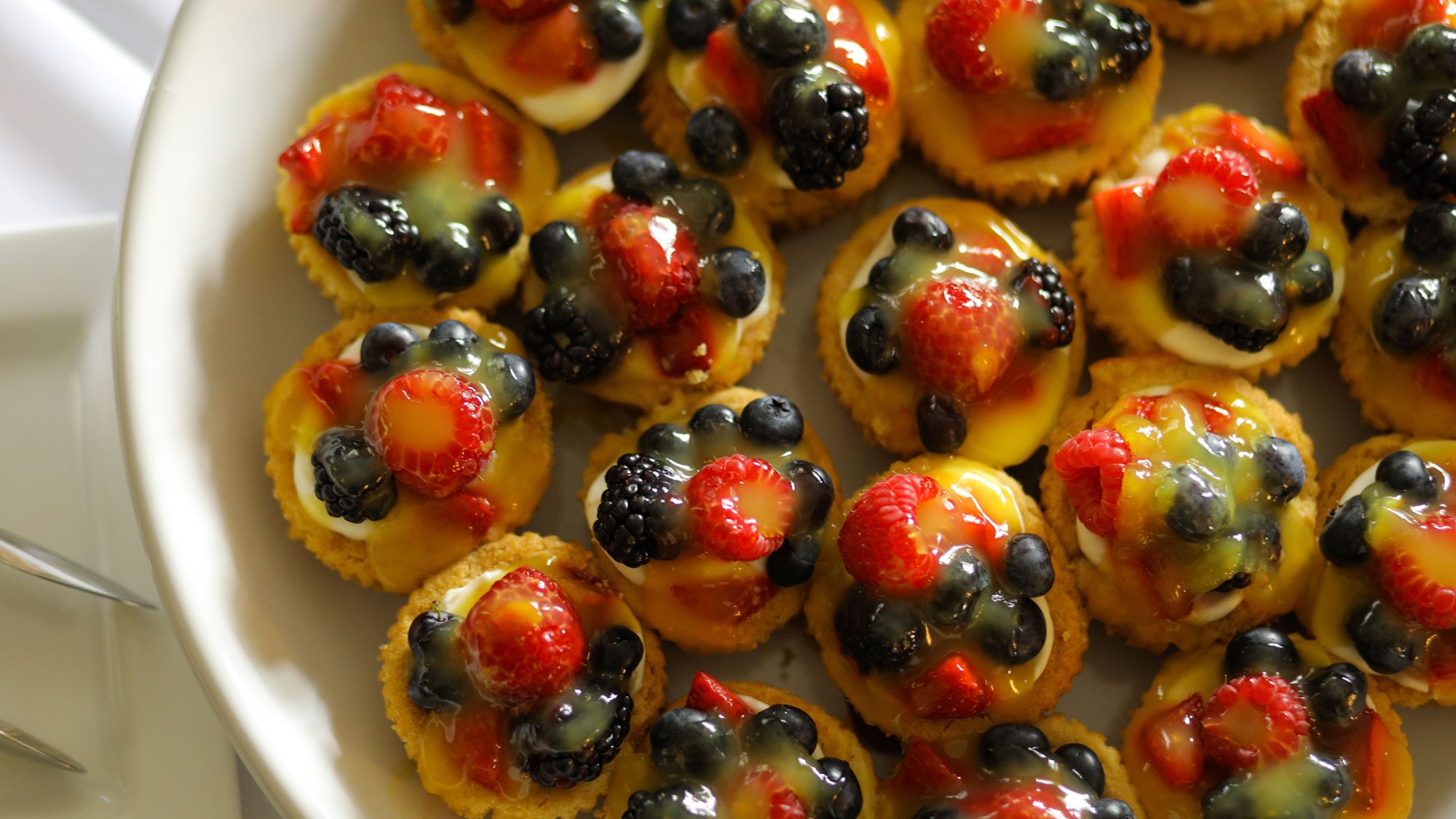 Tarts with berries and lemon sauce