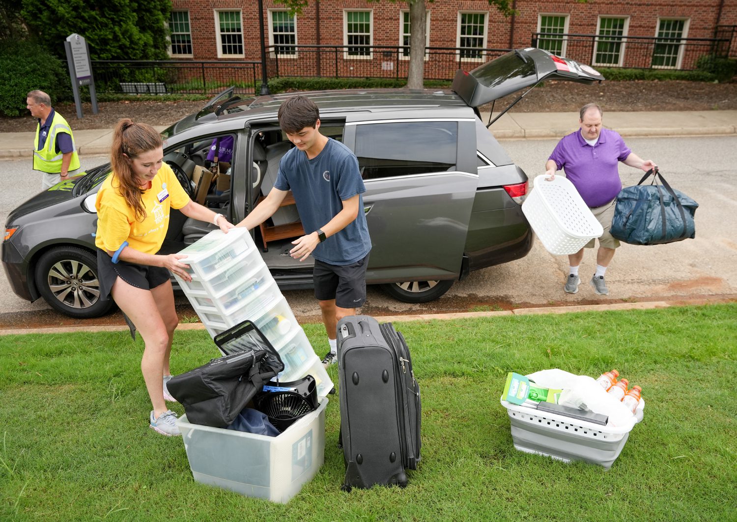 Orientation leader Seabrijn Hutson ’26, left, helps Harrison Brown ’29 move into Manly Hall on Thursday, Aug. 21, 2025.