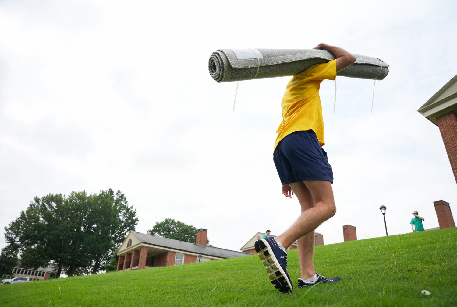 Orientation leader Steele Pendelton ’28 carries a rug into Manly Hall while helping a new student during move-in day on Thursday, Aug. 21, 2025.