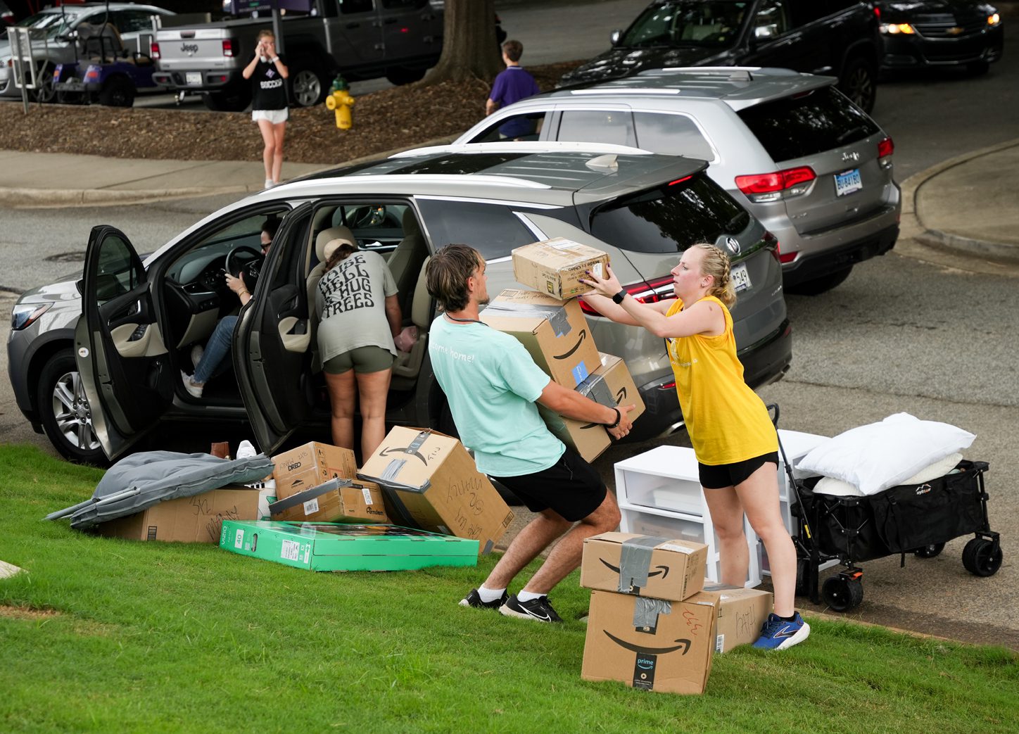 Orientation leaders help students move into Manly Hall during move-in day on Thursday, Aug. 21.