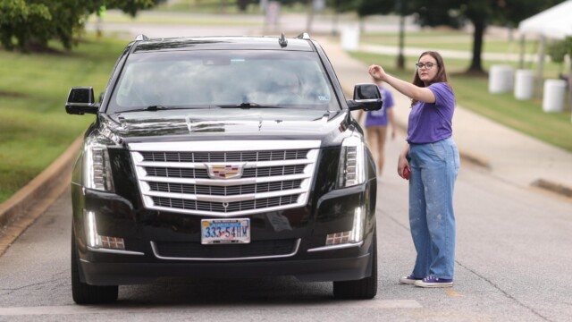 An Orientation Staff member directs a first-year student to the dorms during Move-In Day.
