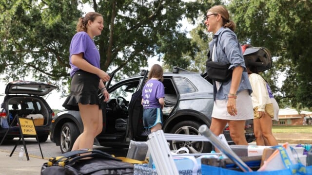 Orientation Staff members helped first-year students settle into their dorm rooms on Move-In Day.