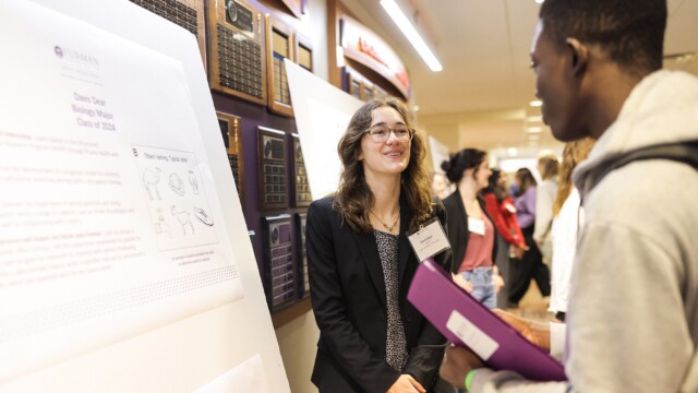 Davis Dear '24 presents her biology research.