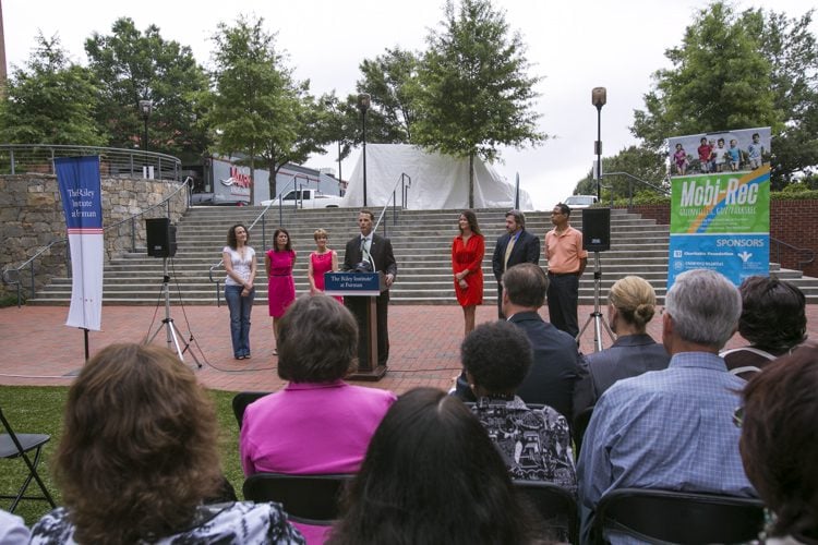 David Lominack introducing The Mobilizers: (l-r) Patricia Ravenhorst, April Buchanan, Ann Bourey, Lynne Fowler, Michael Posey and Paul Thompson