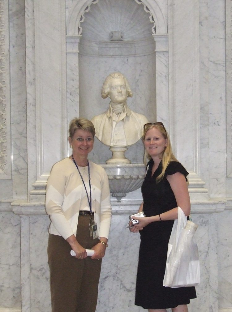 Sandy, tour guide, and Melissa with sculpture of George Washington