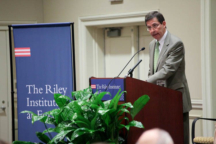 Tom Kazee, Furman's Provost and Executive Vice President introducing Hodding Carter
