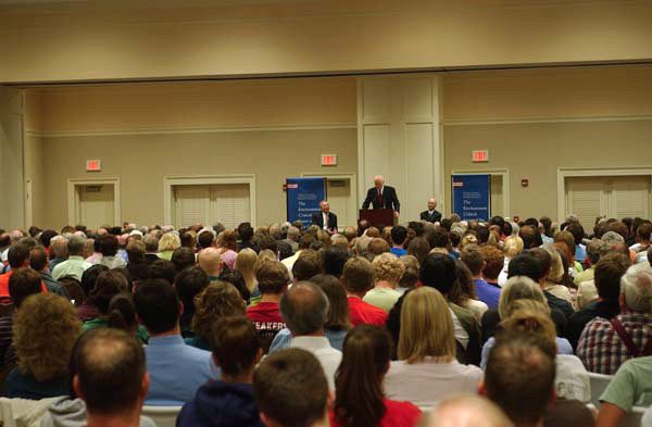 A crowd of over 900 attended Senator Glenn's address