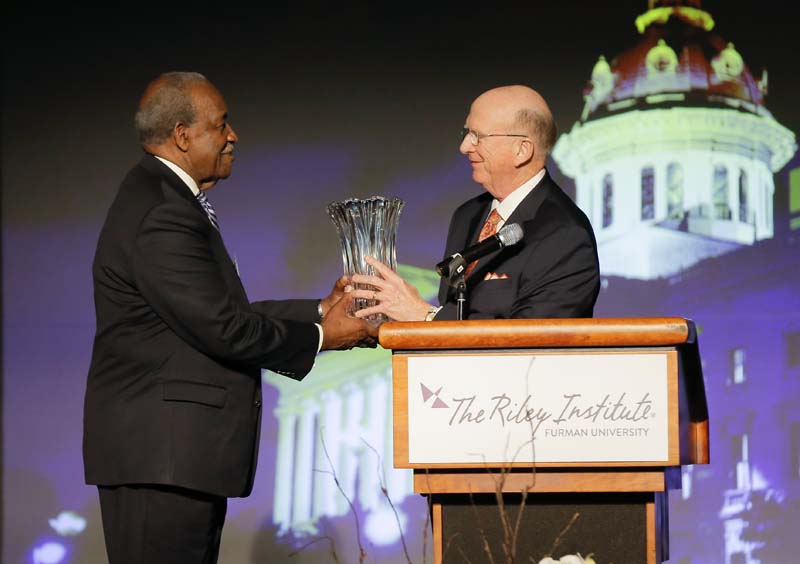 David Wilkins honoring Senator John Matthews with the 2018 Wilkins Award for Excellence in Legislative Leadership