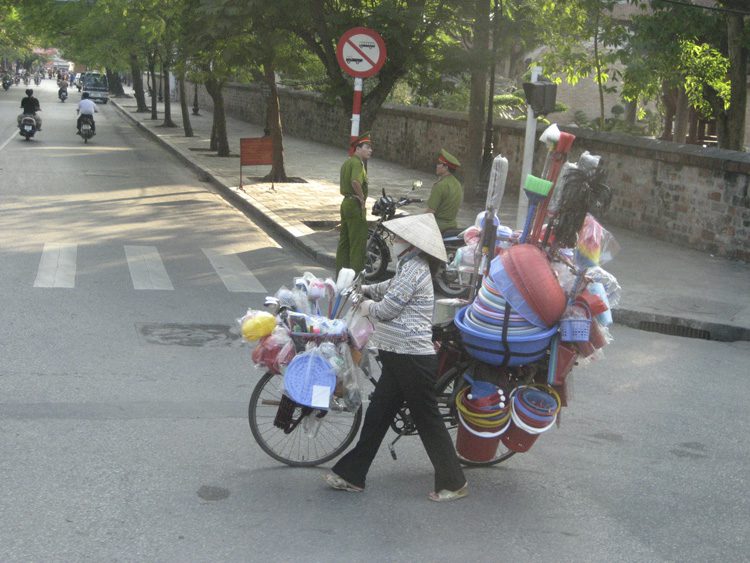 Vietnamese wear masks due to high levels of smog in Hanoi