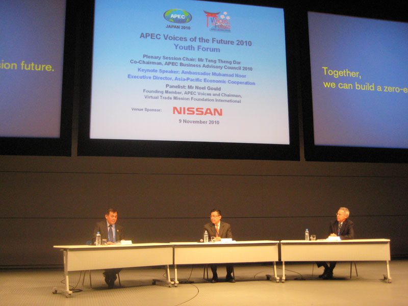A Plenary Session chaired by Mr Teng ThengDar (center). The panelists were Ambassador Muhamad Noor Yacob (left), Executive Director of APEC, and Mr Noel Gould, Founder of Virtual Trade Mission Foundation International (right).