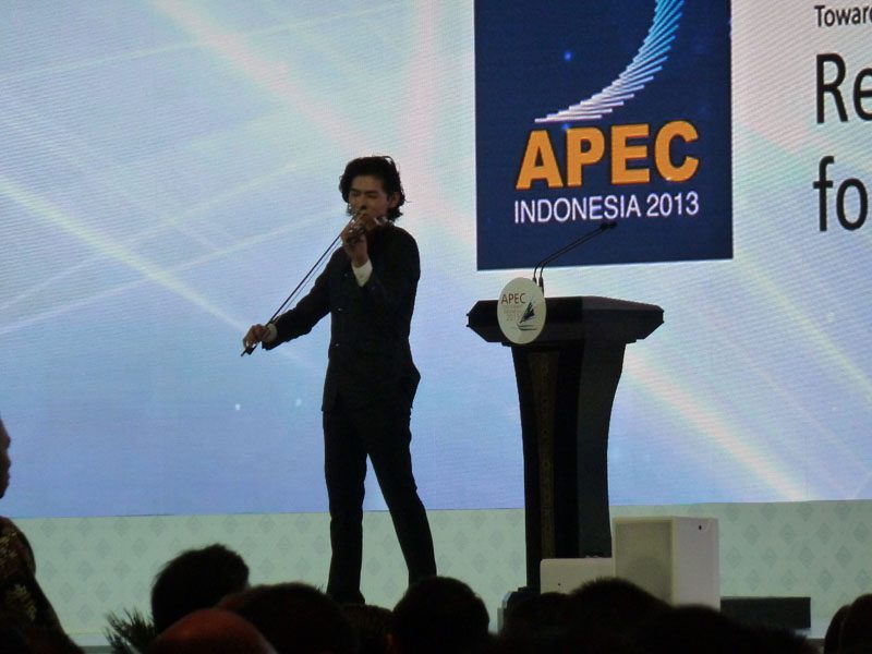 Violinist performing at the Opening Ceremony of the APEC CEO Conference