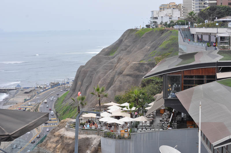 Shopping Center Larcomar (Centro Comercial Larcomar), a cliff-top mall in Lima offers great views of the Pacific Ocean
