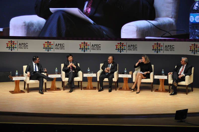 (l-r) Moderator Gonzalo Carranza, Chairman, China Construction Bank Wang Hongzhang, Peter O'Neill, Gitte Schjøtz and Alfredo Rivera