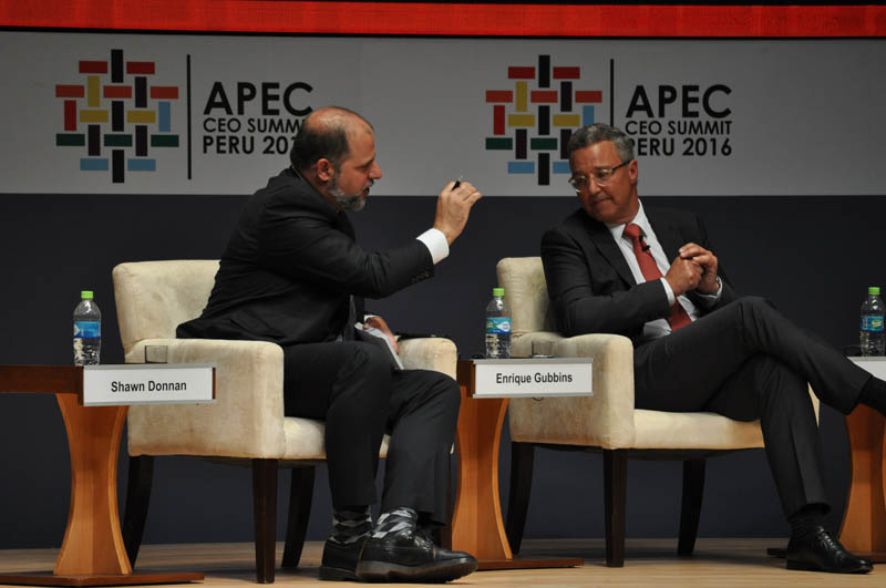 Moderator Shawn Donnan and ABAC Peru and CEO, Sudamericana de Fibras Enrique Gubbins