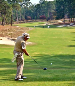 Dr. M.O. Owens '33 plays Pinehurst No. 2. (Photo by David Belle Isle)